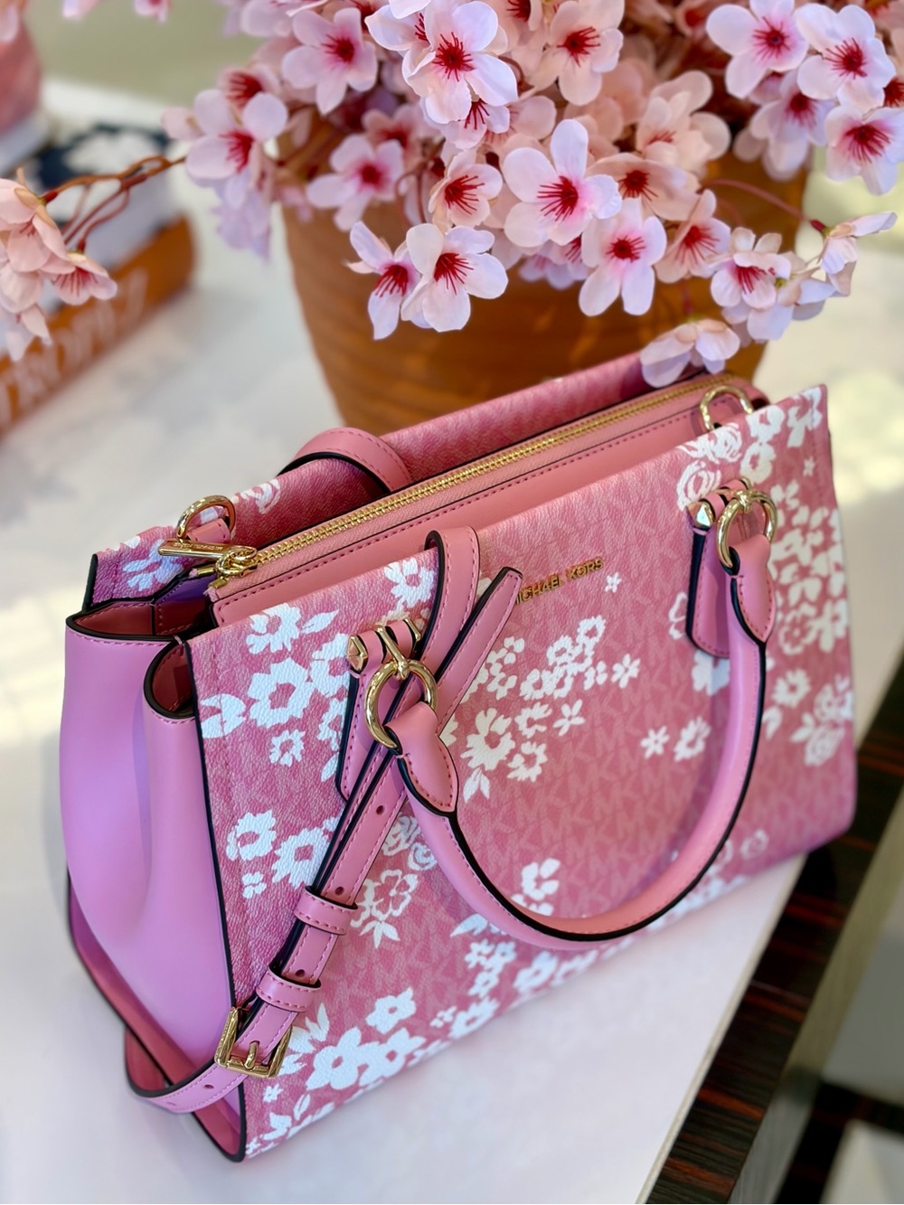 MICHAEL KORS Marilyn Md Printed Signature Logo Satchel Crossbody
Carnation - Picture 6 of 13
